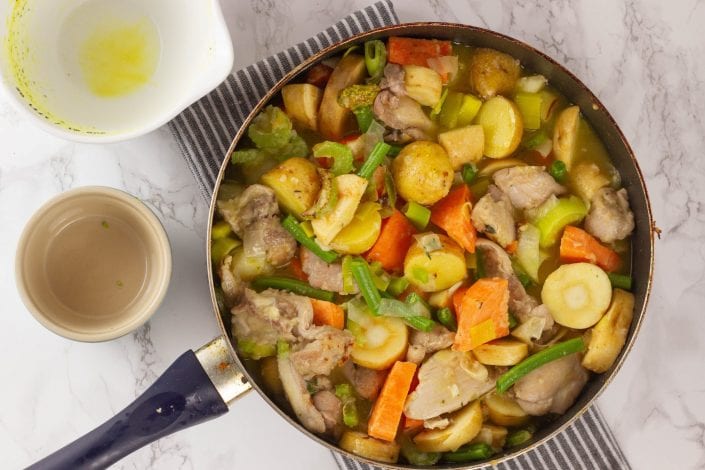 Slow cooker chicken stew - try this delicious recipe for family dinners