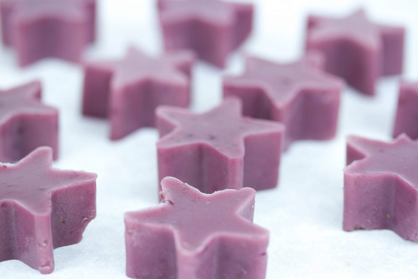 blueberry gummies - try these homemade blueberry sweets made with fresh fruits and a great dairy free snack