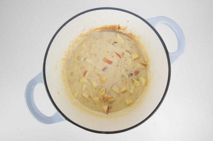 Bacon and apple mac and cheese at its best with slices of apple and a creamy sauce and hidden veggies