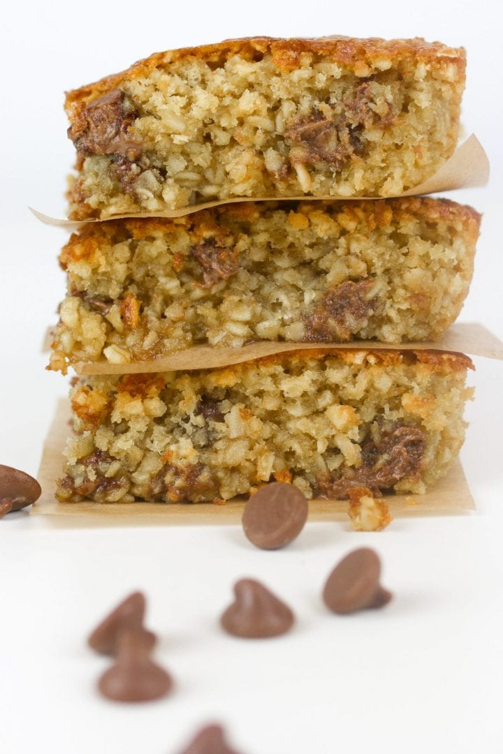 Oatmeal chocolate chip bars - this oatmeal bake is a delicious kids snack or dessert thats easy to make