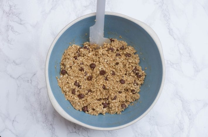 Oatmeal chocolate chip bars - this oatmeal bake is a delicious kids snack or dessert thats easy to make