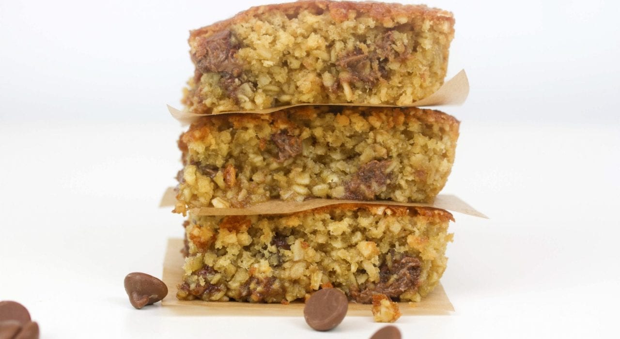 Oatmeal chocolate chip bars - this oatmeal bake is a delicious kids snack or dessert thats easy to make