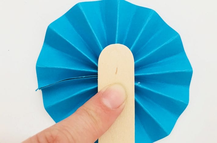 Circus birthday party decorations - make these great carnival or circus party centrepieces for your kids themed birthday party.
