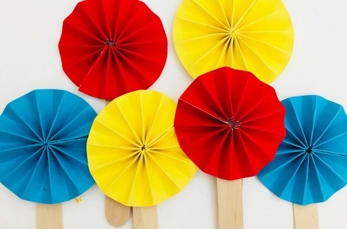Circus birthday party decorations - make these great carnival or circus party centrepieces for your kids themed birthday party.