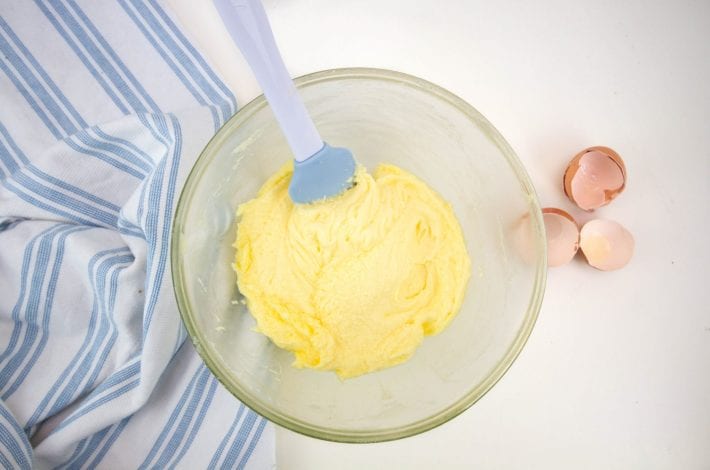 classic lemon drizzle cupcakes - a quick and easy home baking recipe that you can enjoy with the kids to make moist lemon cupcakes