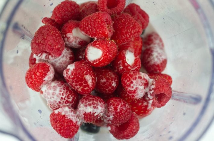 5 minute homemade ice lollies - enjoy these triple berry ice lollies made with fresh fruits #homemade ice lollies #berry lollies