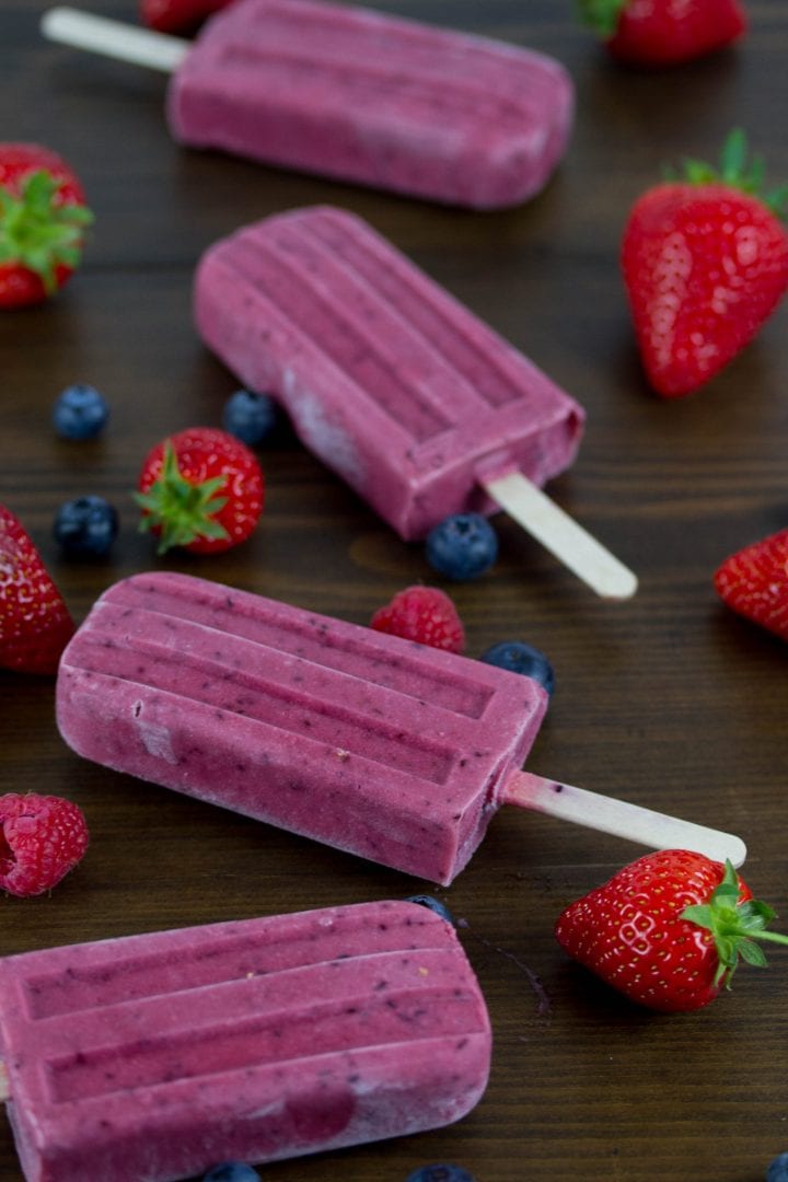 5 minute homemade ice lollies - enjoy these triple berry ice lollies made with fresh fruits #homemade ice lollies #berry lollies