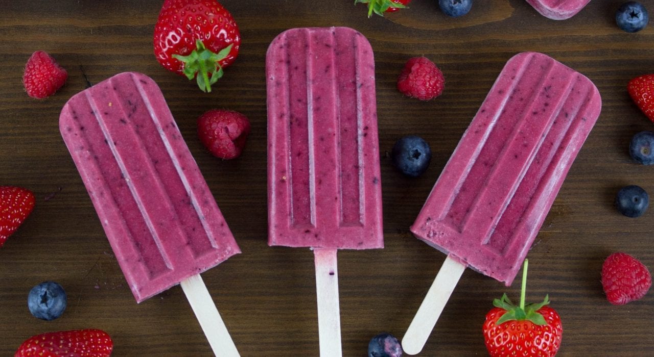 5 minute homemade ice lollies - enjoy these triple berry ice lollies made with fresh fruits #homemade ice lollies #berry lollies