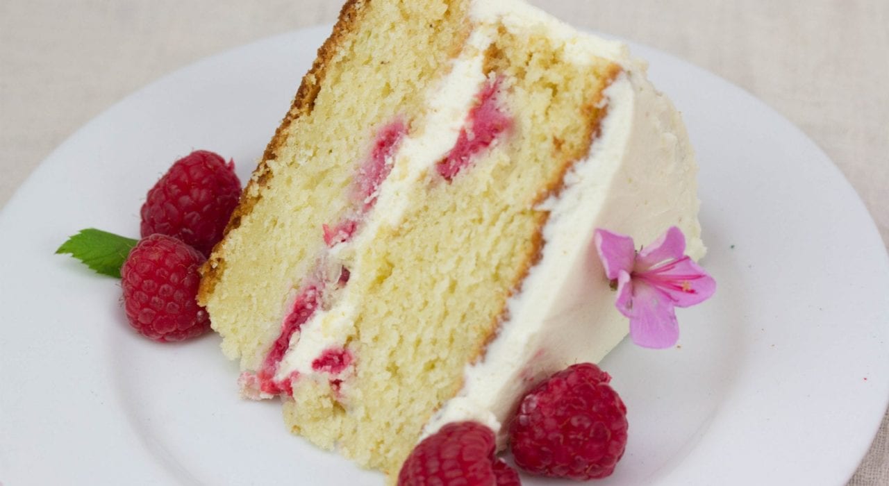 Summer raspberry cake - lemon and raspberry cake layers with a creamy topping #summerraspberrycake #raspberrycake #dessert #summerdessert #cake #summercakes