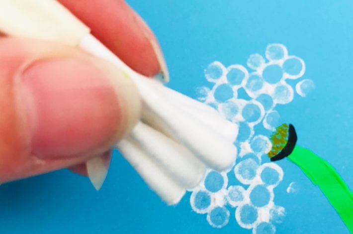 Cotton bud printed dandelions - enjoy this beautiful summer craft for kids and use simple cotton swabs to make this dandelion craft