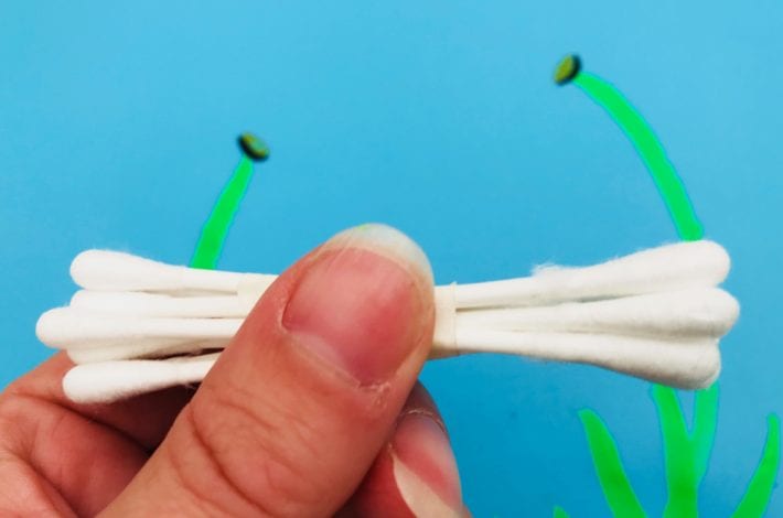 Cotton bud printed dandelions - enjoy this beautiful summer craft for kids and use simple cotton swabs to make this dandelion craft
