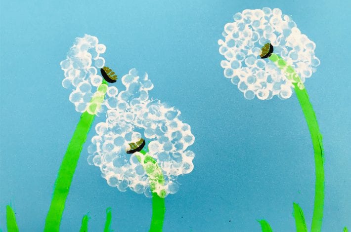Cotton bud printed dandelions - enjoy this beautiful summer craft for kids and use simple cotton swabs to make this dandelion craft