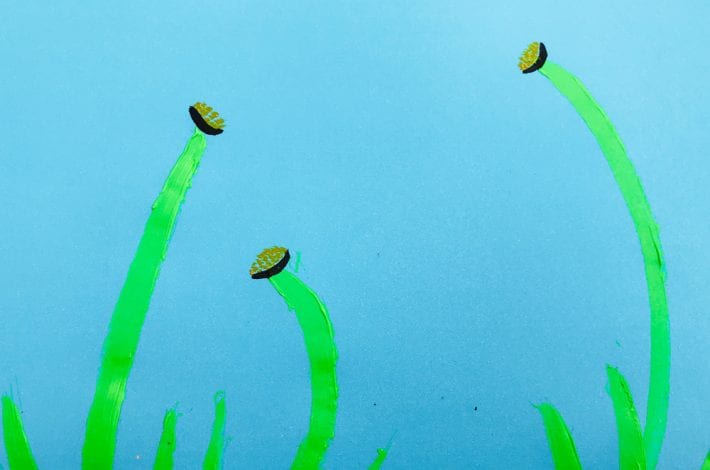 Cotton bud printed dandelions - enjoy this beautiful summer craft for kids and use simple cotton swabs to make this dandelion craft