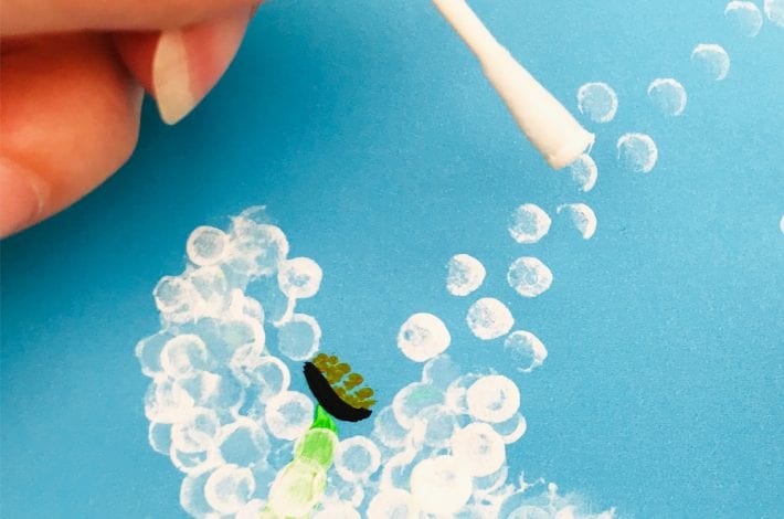 Cotton bud printed dandelions - enjoy this beautiful summer craft for kids and use simple cotton swabs to make this dandelion craft