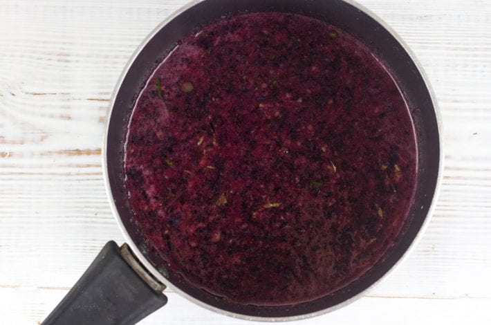 Blueberry jelly - make this homemade basil and blueberry jam as a fresh and healthy breakfast spread