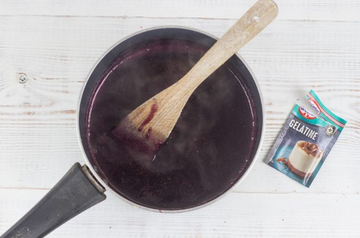 Blueberry jelly - make this homemade basil and blueberry jam as a fresh and healthy breakfast spread
