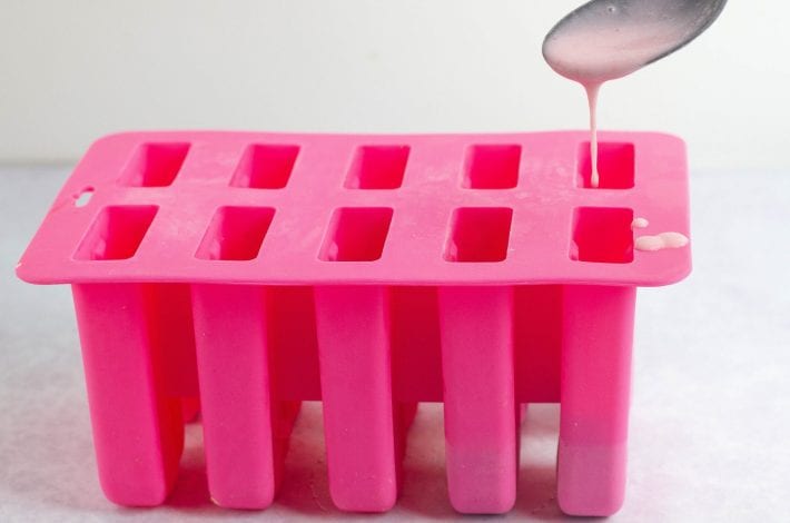 Unicorn popsicles - make these homemade ice lollies into themed unicorn lollies with all natural ingredients and no food dyes