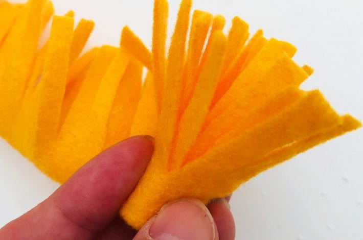 How to make easy diy felt flowers with this no-sew felt flowers craft for kids