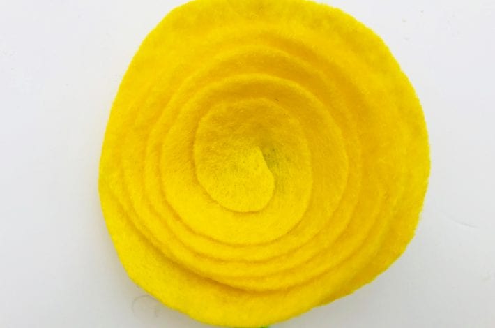 How to make easy diy felt flowers with this no-sew felt flowers craft for kids