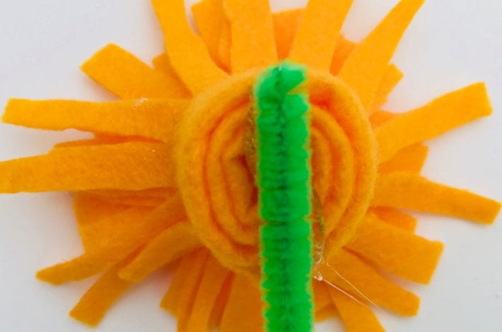 How to make easy diy felt flowers with this no-sew felt flowers craft for kids